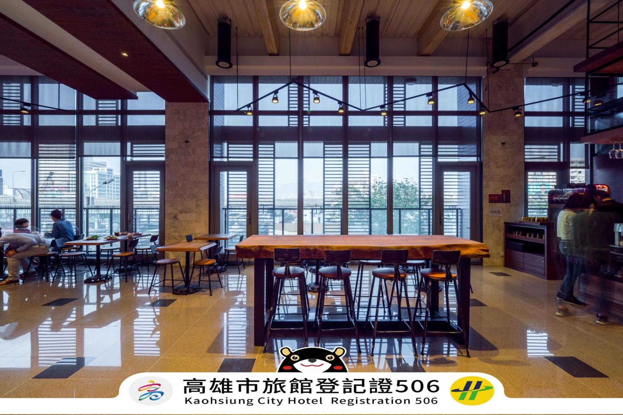 Watermark Hotel Kaohsiung Main Station Exterior photo