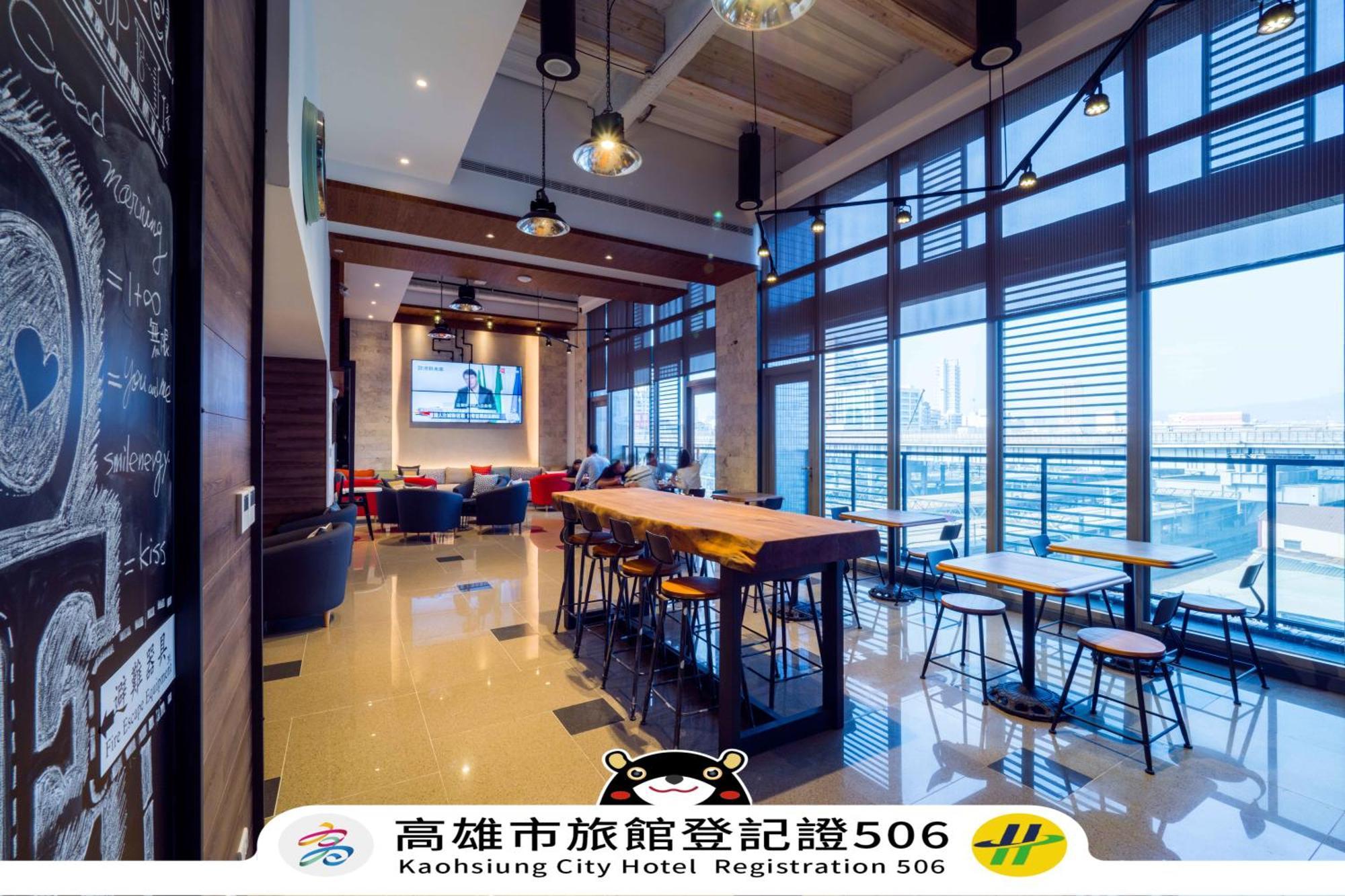 Watermark Hotel Kaohsiung Main Station Exterior photo