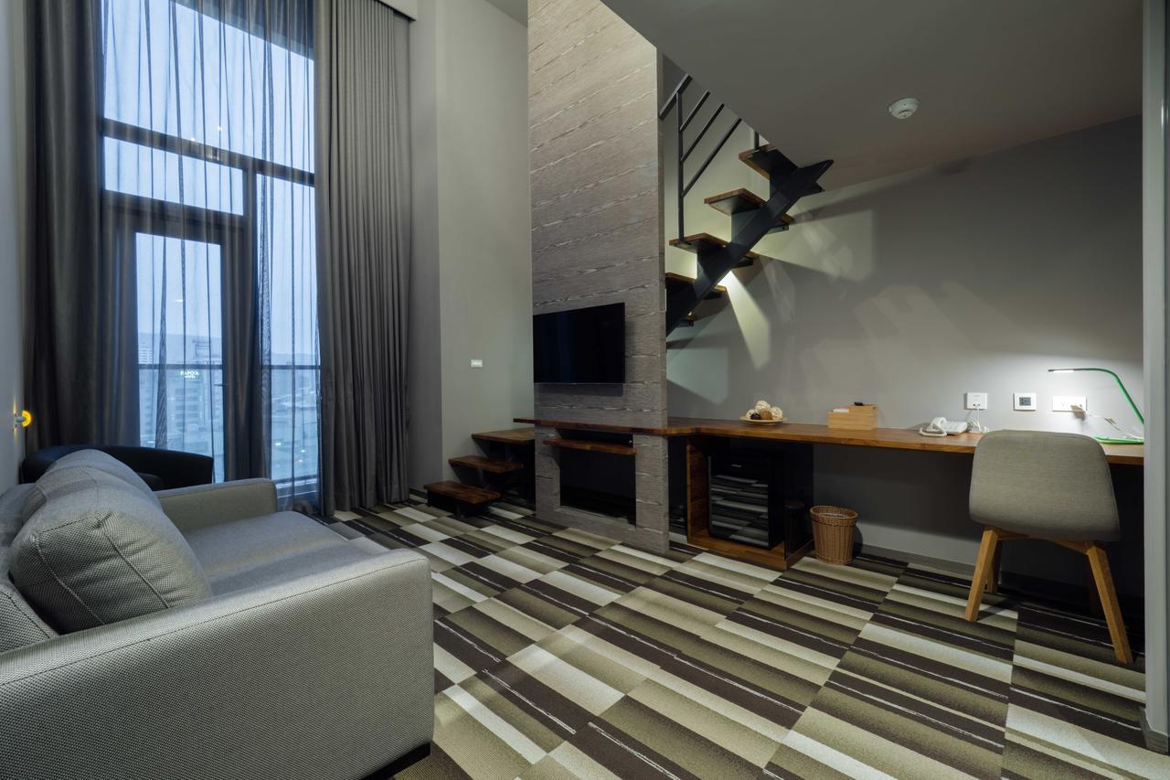 Watermark Hotel Kaohsiung Main Station Exterior photo
