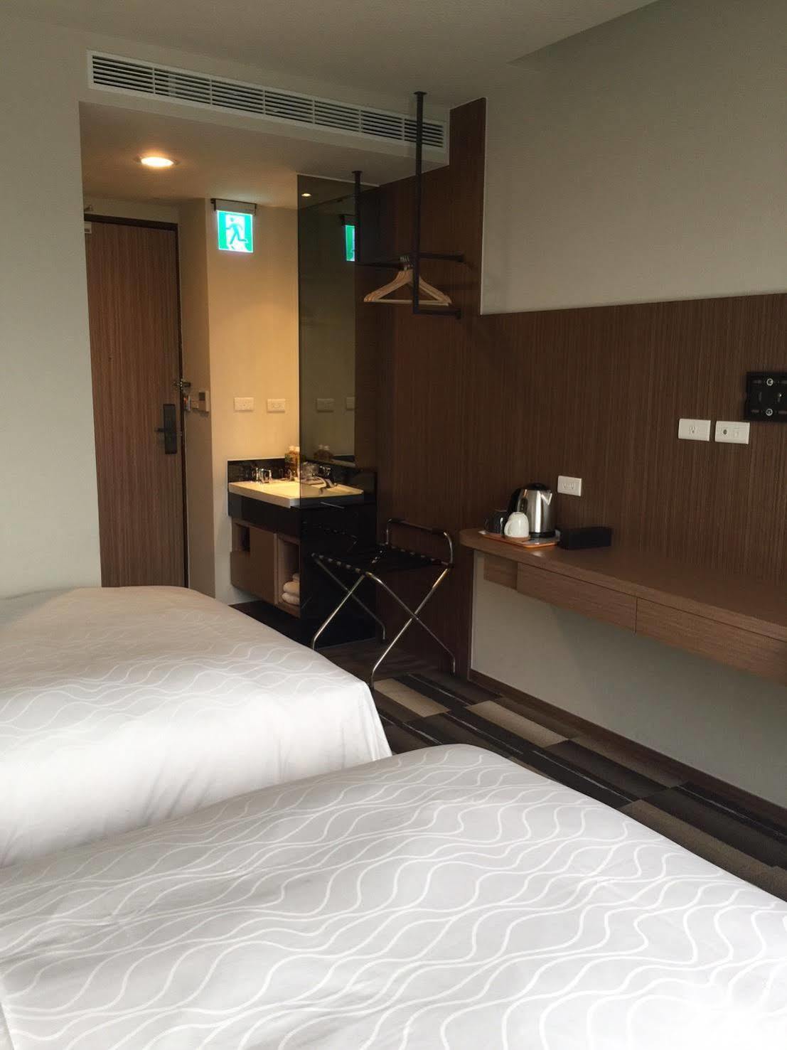Watermark Hotel Kaohsiung Main Station Exterior photo